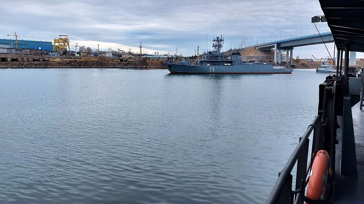 Marinarii militari continuă instrucția pe mare, pe fluviu, în teren și în aer