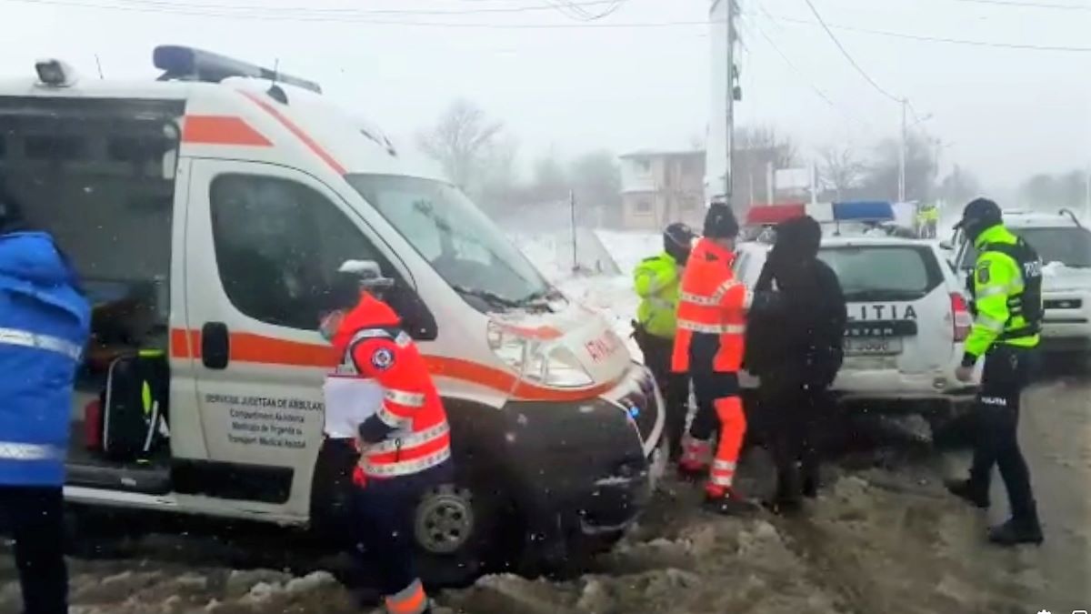 VIDEO Convoi format de polițiștii din Corbu pentru a ajuta o femeie însărcinată să ajungă la spital
