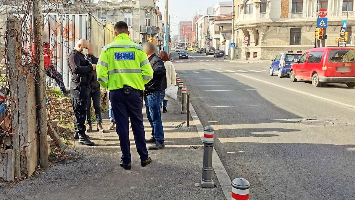 Amendați cu câte 1.000 de lei după ce au fost prinși în timp ce scoteau stâlpișori pe o stradă din Constanța