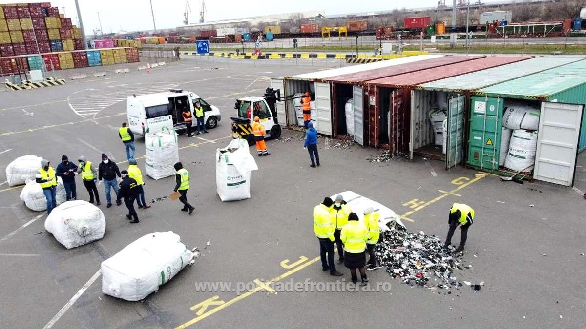 Containere încărcate cu deșeuri, depistate în Portul Constanţa Sud Agigea