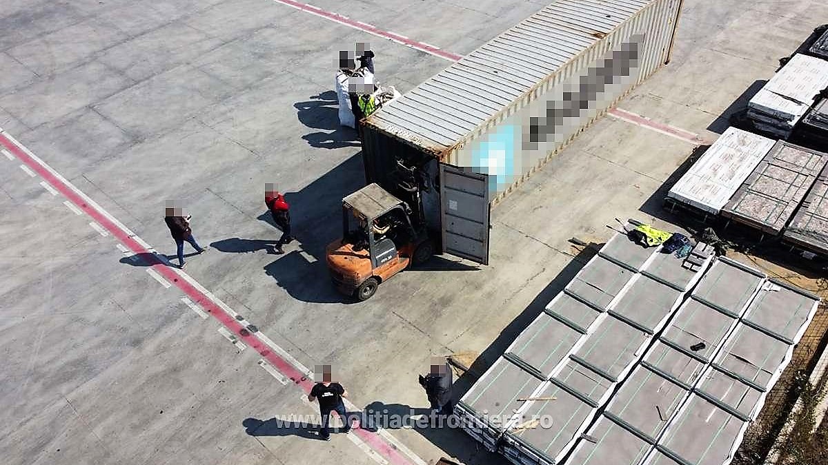 Container încărcat cu deșeuri, depistat în Portul Constanța Sud Agigea