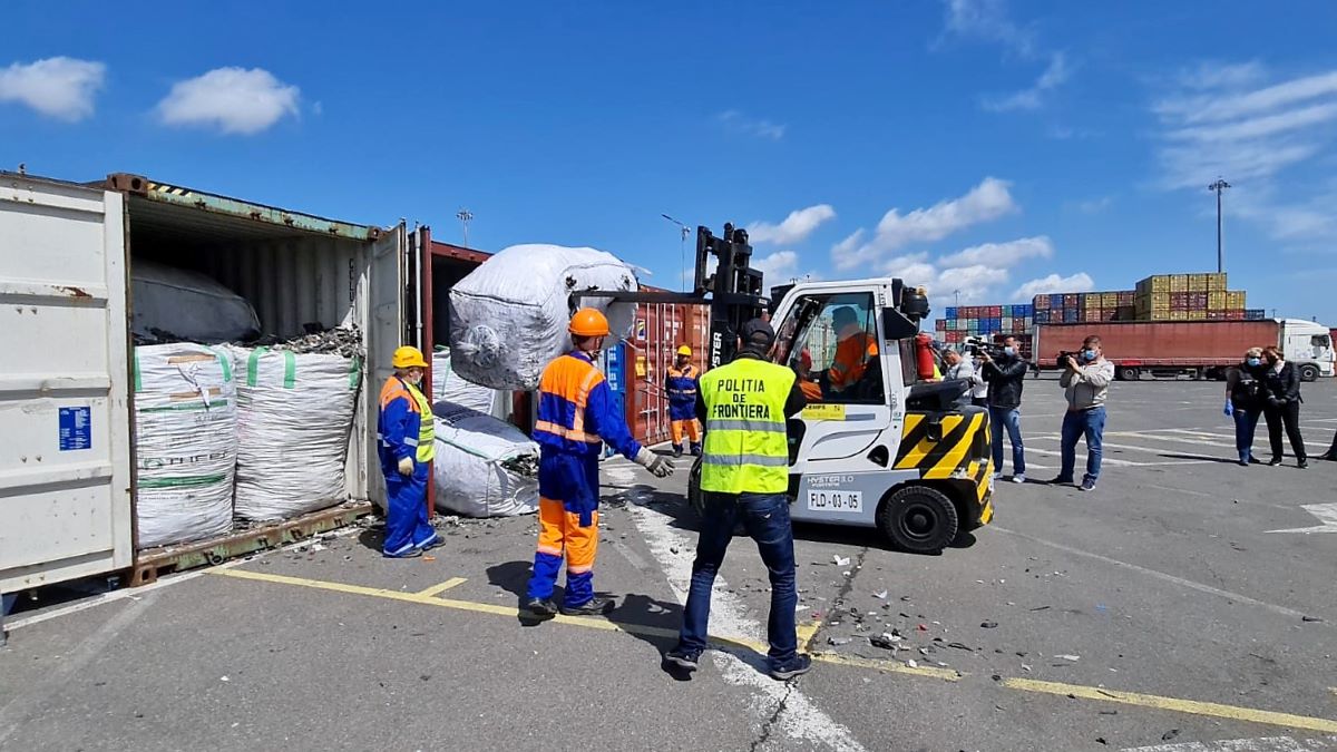 Alte 30 de containere cu deșeuri descoperite în Portul Constanța, în ultimele două zile