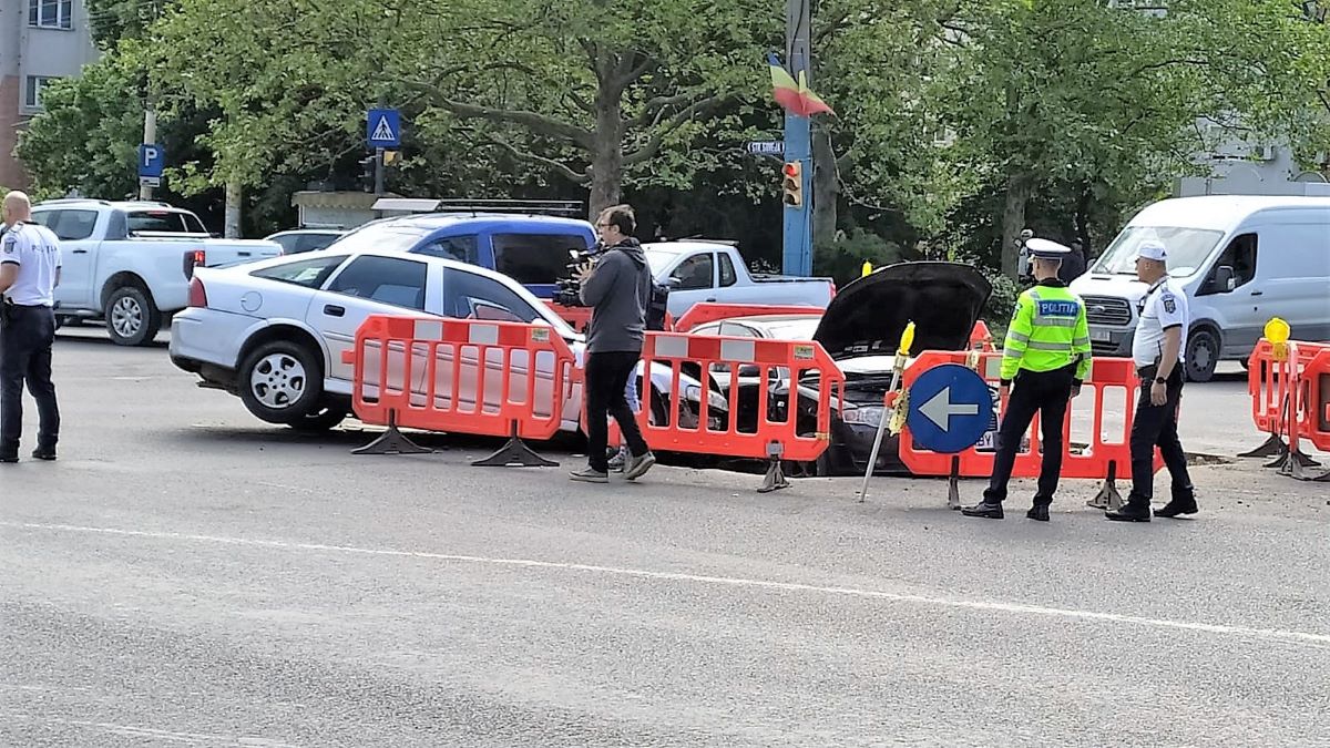 FOTO Accident rutier spectaculos în Tomis III: două autoturisme care s-au lovit, au căzut într-o groapă a RADET
