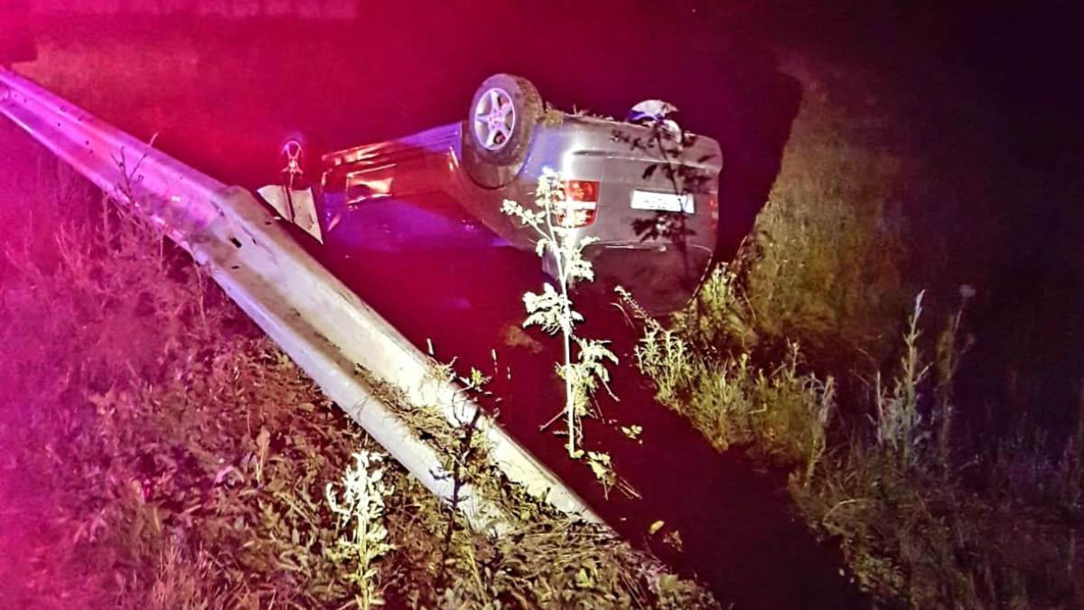 Accident provocat de un constănțean în localitatea Gura Ialomiței. Trei persoane au fost rănite după ce mașina s-a răsturnat într-un șanț