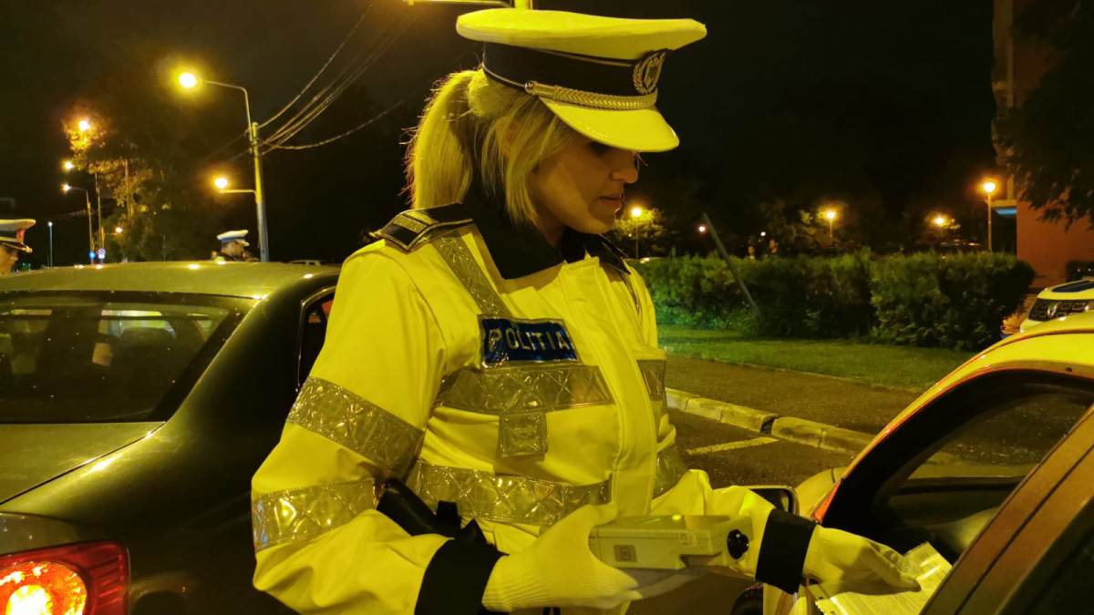 FOTO VIDEO Amplă acțiune a polițiștilor constănțeni în noaptea de sâmbătă spre duminică. Au fost reținute 23 de permise de conducere, unul pentru droguri