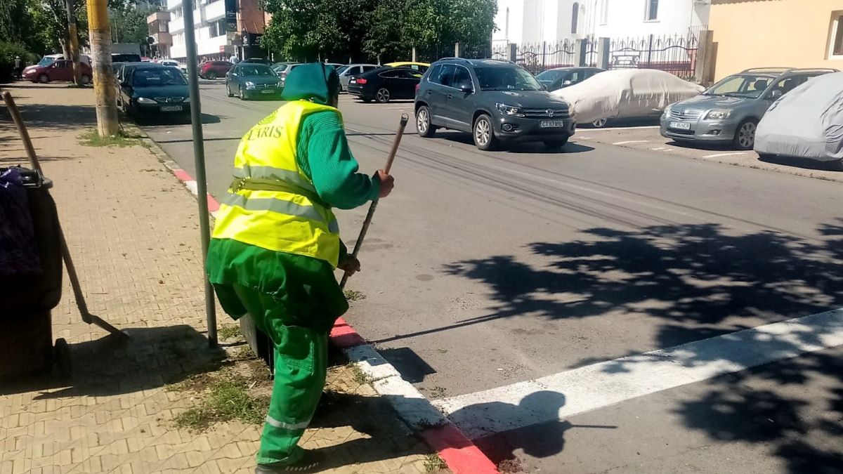 Angajații Polaris M Holding au curățat mizeria scoasă pe străzile Constanței de ploile din ultimele zile