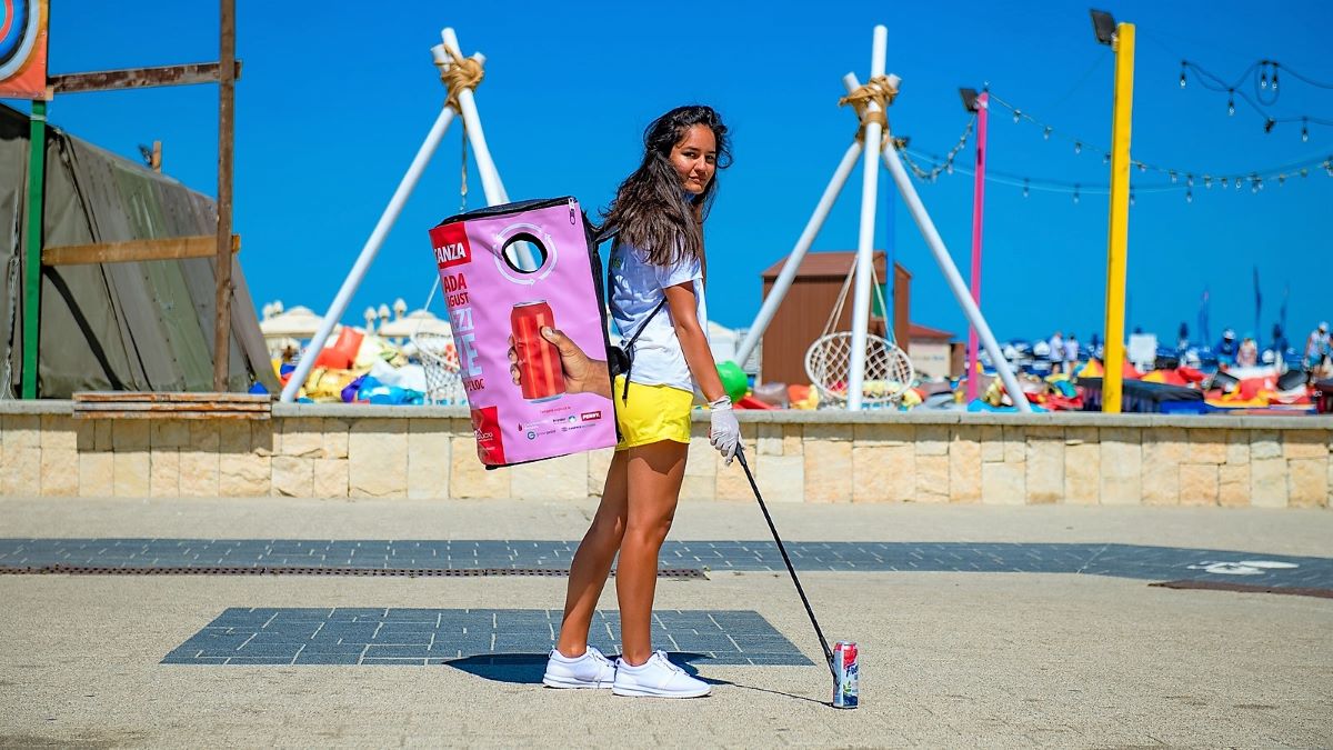 Aproximativ 14.000 de doze din aluminiu, colectate de turiști în stațiunea Mamaia în cadrul campaniei ExtravaCANza