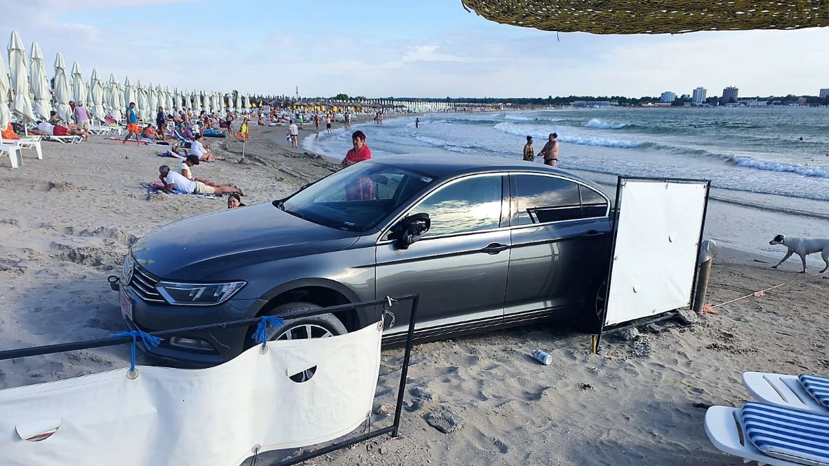 FOTO VIDEO Turist amendat cu 10.000 de lei după ce a intrat cu mașina pe o plajă din Saturn