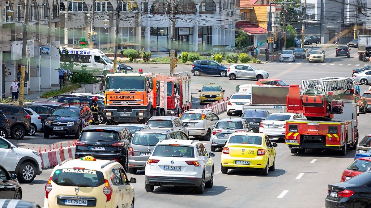 FOTO VIDEO Desfășurare masivă de forțe a pompierilor după ce a fost semnalat miros greu în scara unui bloc din Constanța