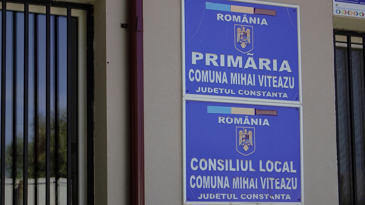FOTO Primăria din Mihai Viteazu a alocat fonduri pentru construcția unei case mortuare și a clopotniței în satul Sinoe
