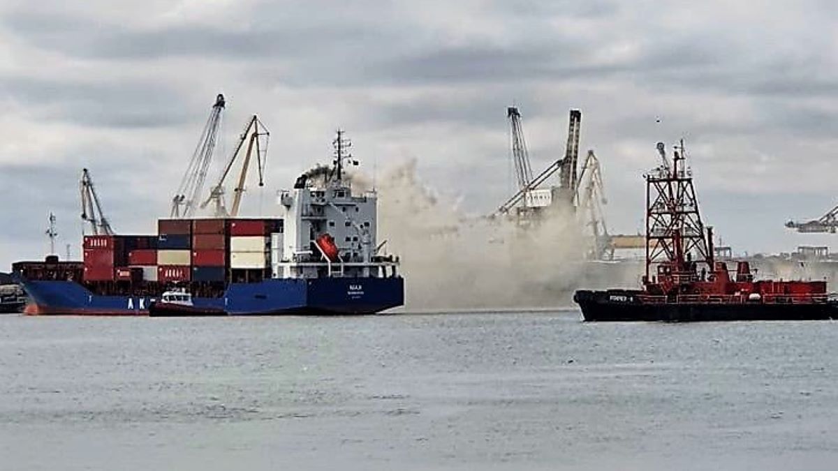 FOTO VIDEO Alertă în Portul Constanța: incendiu la bordul unei nave purtătoare de containere. UPDATE