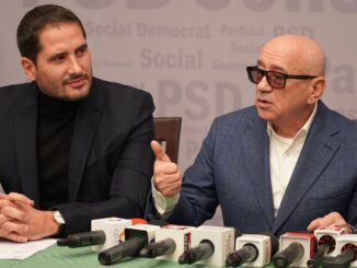 Consilierul local PSD Costin Răsăuțeanu (stânga) și coordonatorul organizației municipale a PSD, Ion Dumitrache. FOTO Adrian Boioglu