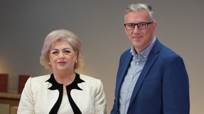 Primarul comunei constănțene Grădina, Gabriela Iacobici și jurnalistul Adrian Boioglu, managerul CTnews. FOTO Mitică Raftu / CTnews.ro