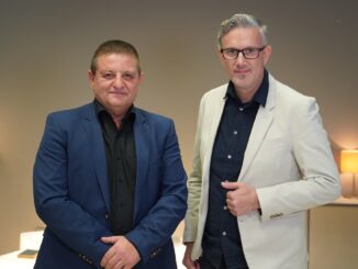 Consilierul municipal de Constanța, Ovidiu Cupșa (AUR) și jurnalistul Adrian Boioglu, managerul Trustului Media CityDigital. FOTO Mitică Raftu / CTnews.ro