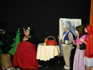 Scene de spectacol la festivalul national de teatru Tanta și Costel