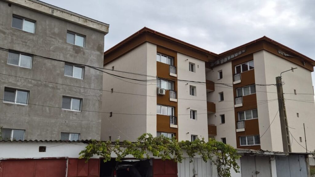 Reabilitarea termică pe fonduri europene a blocurilor din Mihail Kogălniceanu avansează cu pași repezi. FOTO Primăria Mihail Kogălniceanu
