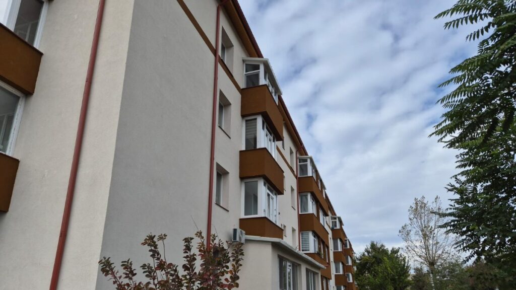 Reabilitarea termică pe fonduri europene a blocurilor din Mihail Kogălniceanu avansează cu pași repezi. FOTO Primăria Mihail Kogălniceanu
