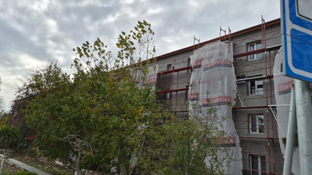 Reabilitarea termică pe fonduri europene a blocurilor din Mihail Kogălniceanu avansează cu pași repezi. FOTO Primăria Mihail Kogălniceanu