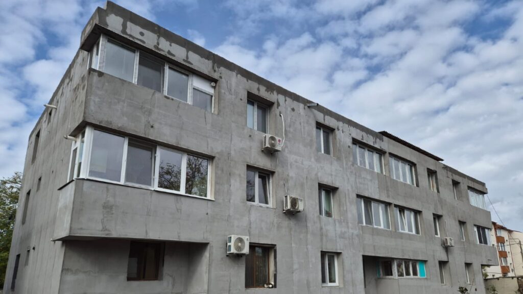 Reabilitarea termică pe fonduri europene a blocurilor din Mihail Kogălniceanu avansează cu pași repezi. FOTO Primăria Mihail Kogălniceanu