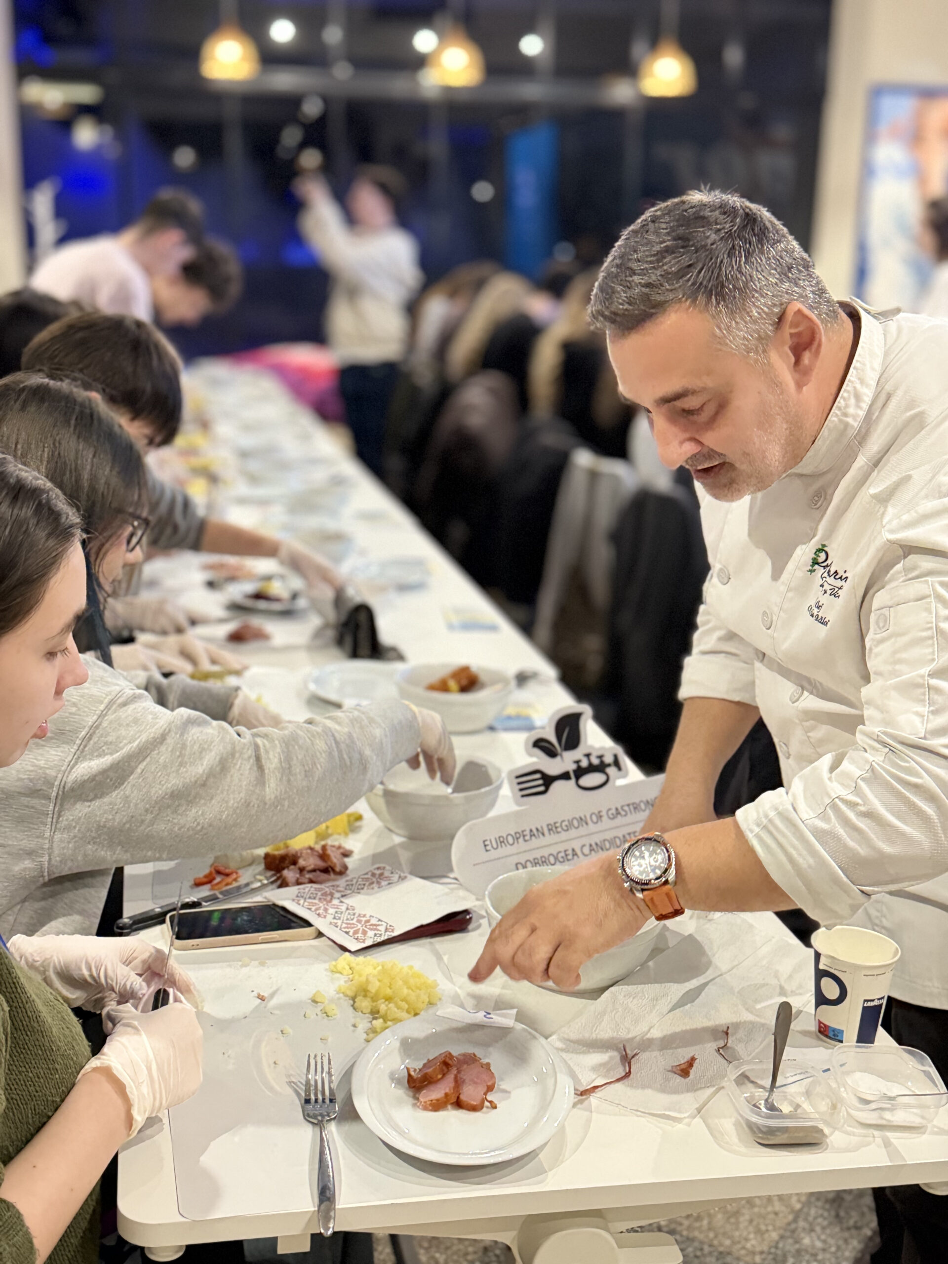 De Ziua Dobrogei, zeci de liceeni constănțeni au participat la un atelier interactiv dedicat educației prin gust, organizat de Explore Dobrogea la Zbor Hub Constanța. FOTO Explore Dobrogea