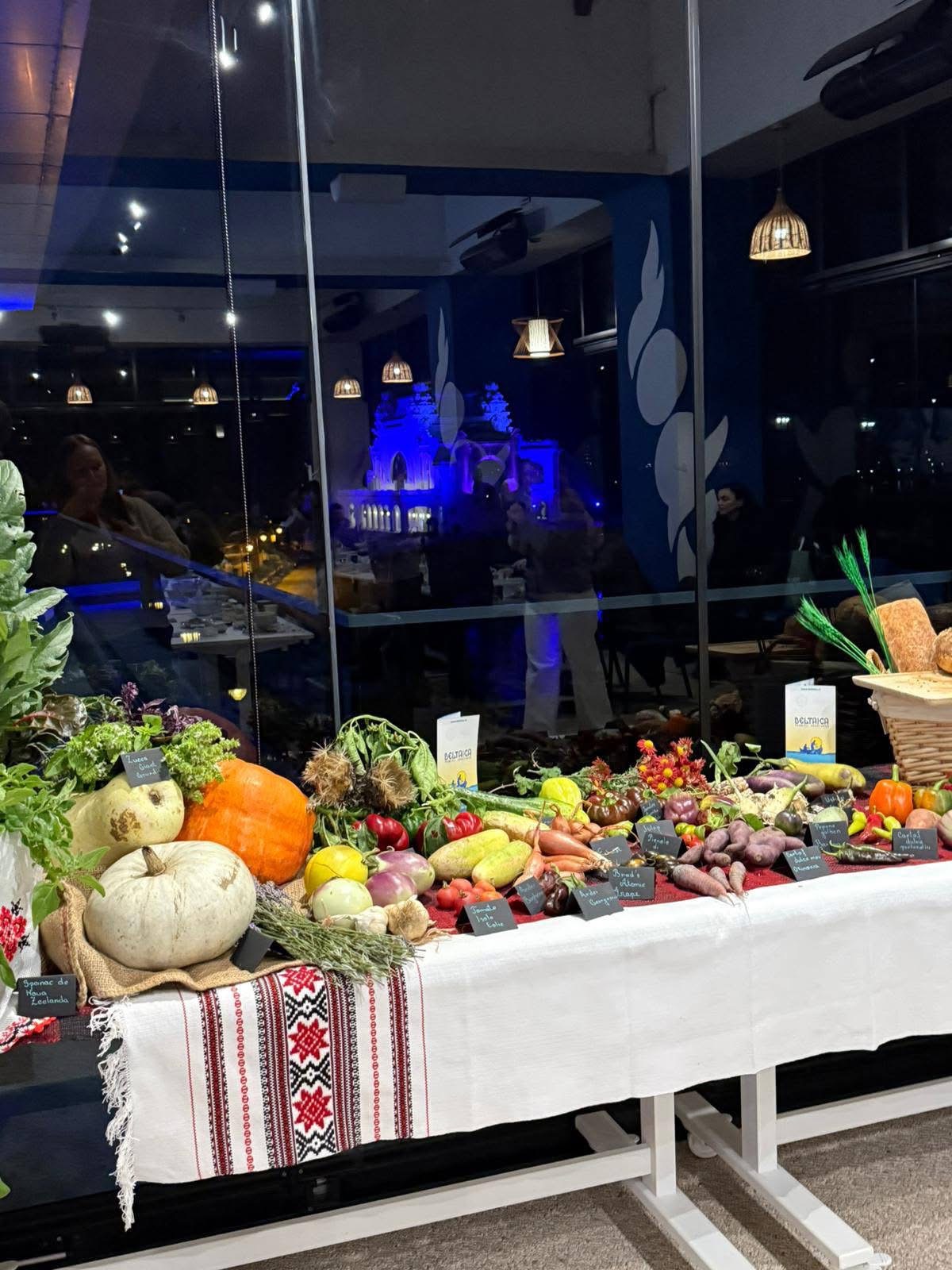 De Ziua Dobrogei, zeci de liceeni constănțeni au participat la un atelier interactiv dedicat educației prin gust, organizat de Explore Dobrogea la Zbor Hub Constanța. FOTO Explore Dobrogea