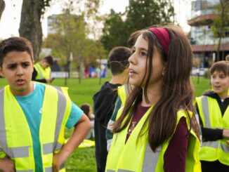 Mai mulți elevi din Constanța au învățat despre ecologie alături de angajații firmei locale de salubrizare. FOTO Polaris M Holding