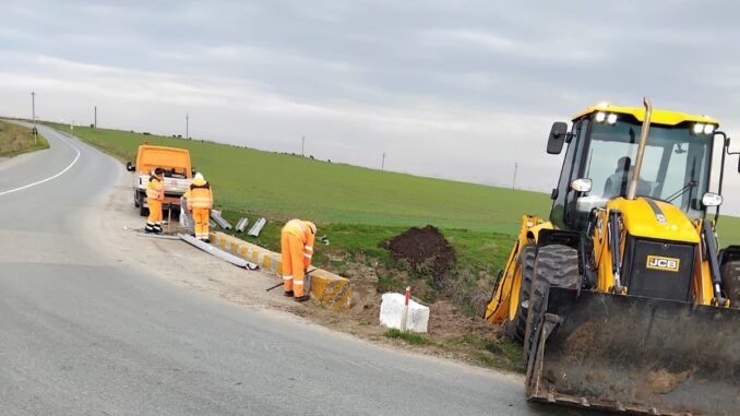 Angajații de la Drumuri Județene sunt mereu pe teren pentru a remedia orice inconveniente. FOTO Drumuri Județene SA