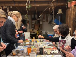 Lucrările au fost realizate pe plăci de ceramică, folosind glazuri decorative. FOTO Centrul Cultural Județean „Teodor T. Burada”