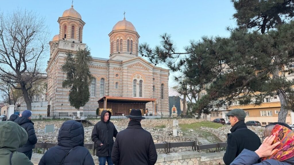 Arhitecți din toată România au luat Constanța veche la pas alături de istoricul Cristian Cealera. FOTO MINAC