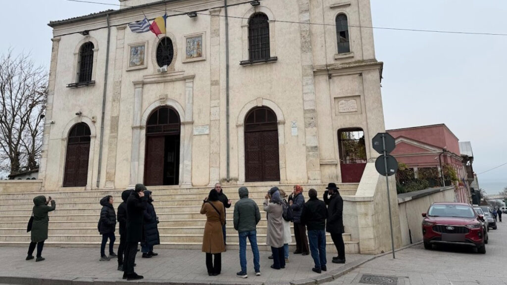 Arhitecți din toată România au luat Constanța veche la pas alături de istoricul Cristian Cealera. FOTO MINAC