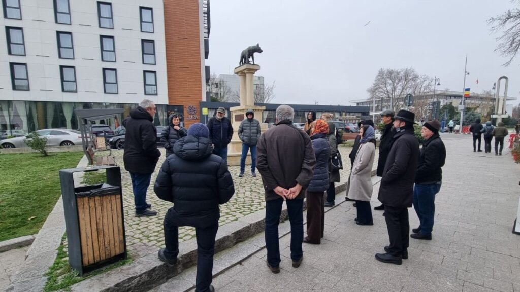 Arhitecți din toată România au luat Constanța veche la pas alături de istoricul Cristian Cealera. FOTO MINAC